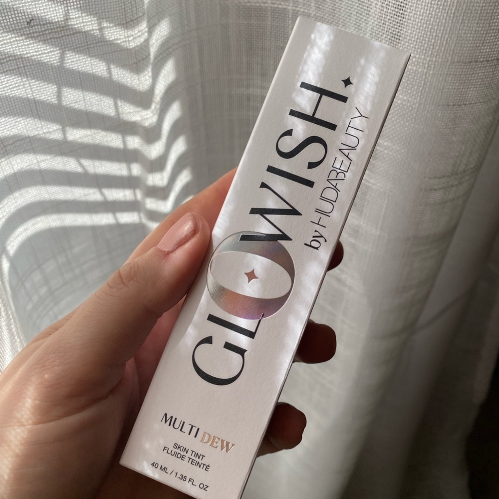 Huda Beauty Glowish multi dew skin tint in Porcelain